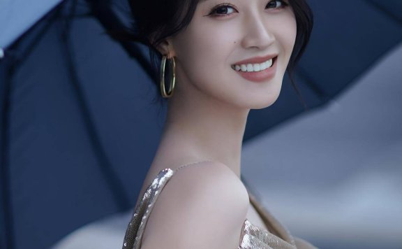 蓝盈莹窈窕身形搭配露背流光裙，演绎时尚优雅新高度