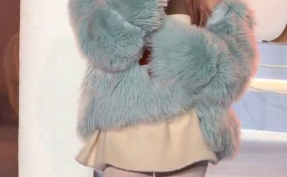 宋雨琦UGG派对蓝绒外套吸睛，加绒袜成新宠，网友：穿肉丝就更好了