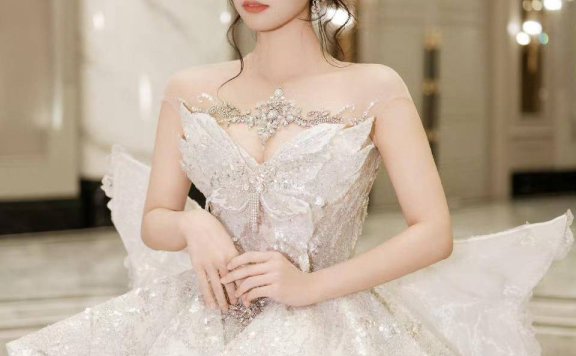 沈月露肩白裙似天鹅,身材像是优雅范本太美艳了