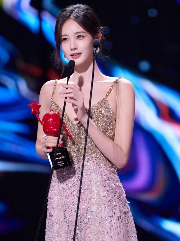 李一桐年度口碑演员长裙穿搭 女神降临