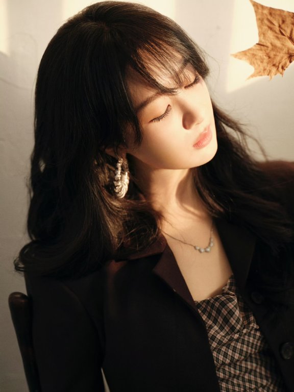 杨紫最新时尚穿搭美图,在沉浸与观察中自由切换