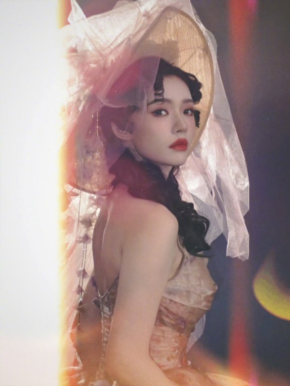 林允梦幻裙装:是平行时空 绚烂明媚的另一种风景