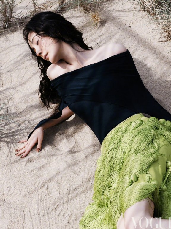 杨幂VOGUE开年刊封面 杨幂海边女骑士时尚大片