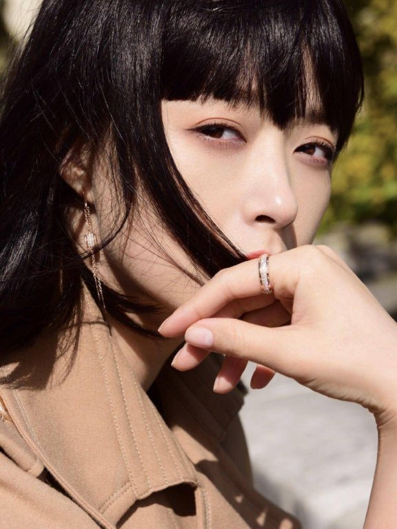 蒋欣瘦了超任性，大衣长筒靴街拍，齐刘海冷艳又高级