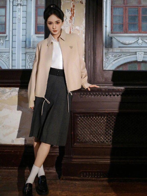 杨幂这波T坛造型是把Prada冷奢焊在骨相里的松弛教科书