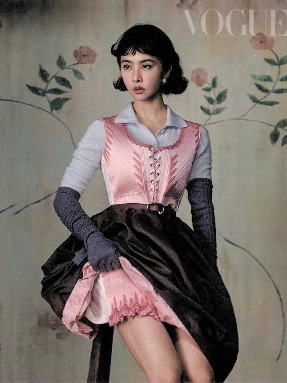 蔡依林 VOGUE 闭年刊,把 Valentino&BVLGARI 揉成复古新韵的奢牌画布