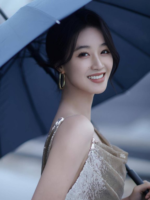 蓝盈莹窈窕身形搭配露背流光裙,演绎时尚优雅新高度