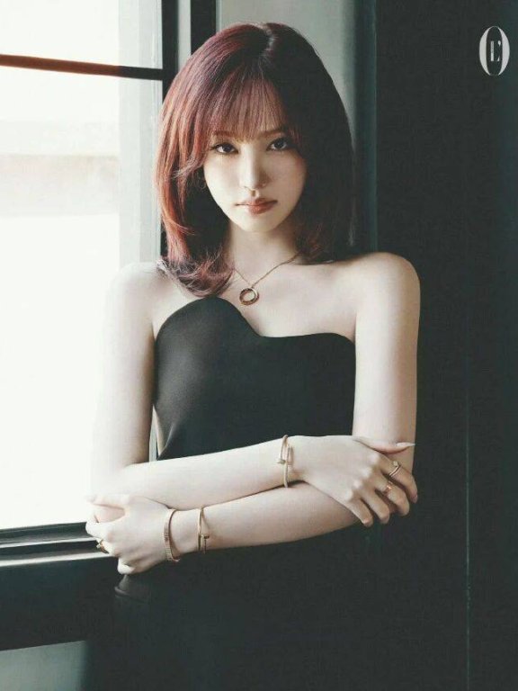 Liz 这波新加坡版 L’Officiel 封面,是把卡地亚奢柔焊在甜妹骨相里的锐甜教科书