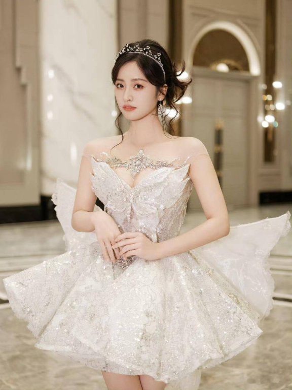 沈月露肩白裙似天鹅,身材像是优雅范本太美艳了