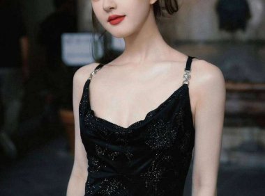 赵露思巴黎街拍翻车?黑色贴身裙勒出赘肉,真实身材引群嘲