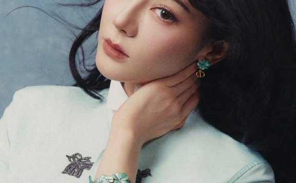 迪丽热巴红秀开年封面 演绎红秀神女烛光大片