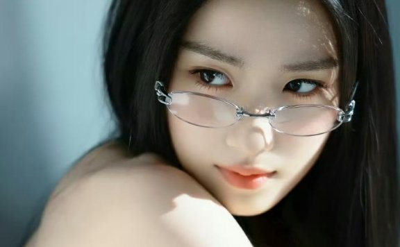 卢昱晓眼镜轻轻一戴就出神图