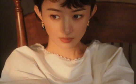 赵丽颖《ELLE》二月刊封面引爆热议,复古光影大片展现极致美