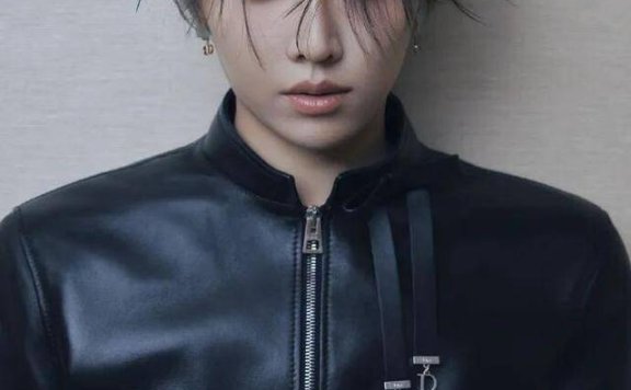 刘雨昕 ×Dior：黑白锋芒间，解锁优雅与利落的时尚平衡