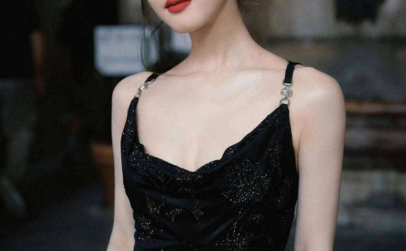 赵露思巴黎街拍翻车？黑色贴身裙勒出赘肉，真实身材引群嘲