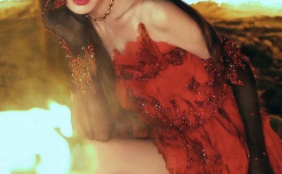 古力娜扎晒出最新美照，从头美到脚，极致的身材，成熟的女人味