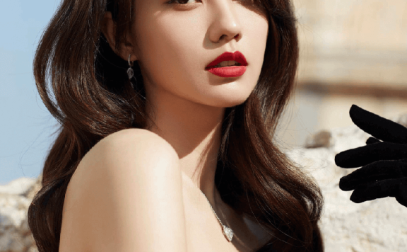 美女姜佩瑶靓丽写真露出事业线！不是丰乳肥臀也性感撩人