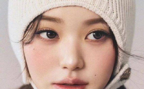 张元英封面:一件羊绒衫,把 “慵懒明媚” 穿成了普通人能抄的模板