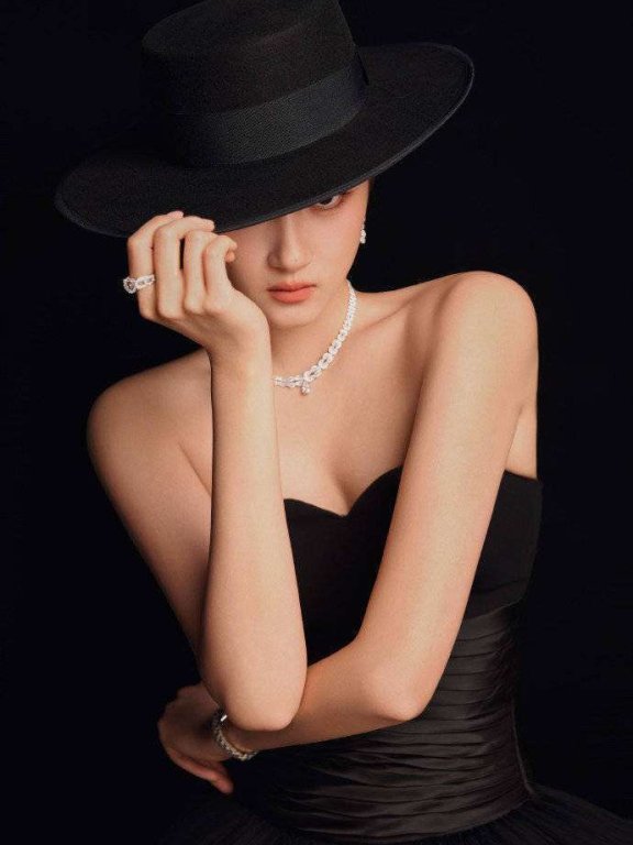 关晓彤红毯黑裙封神！礼帽配珠宝惊艳全网，造型师终于在线了