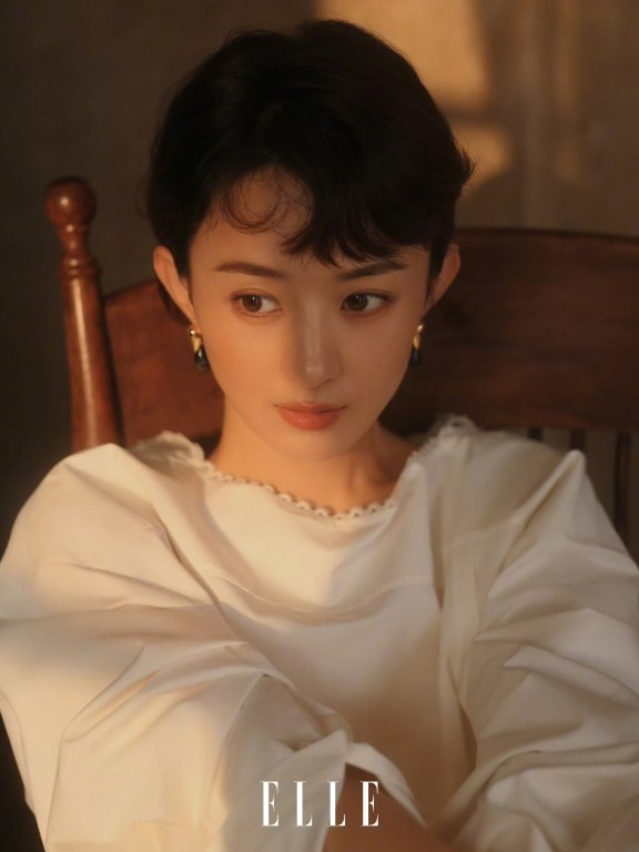 赵丽颖《ELLE》二月刊封面引爆热议，复古光影大片展现极致美
