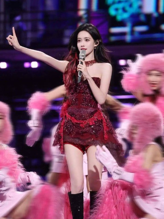 孟子义穿抹胸红裙露出事业线!肤白貌美大长腿性感火辣