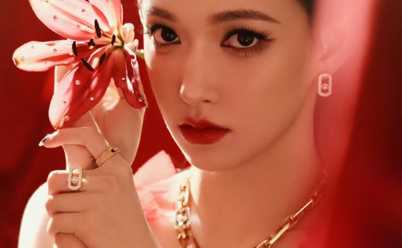 程潇红色长裙装扮 真的拥有芭比的容貌和人生