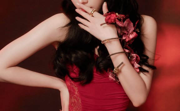 迪丽热巴红色马年最新装扮