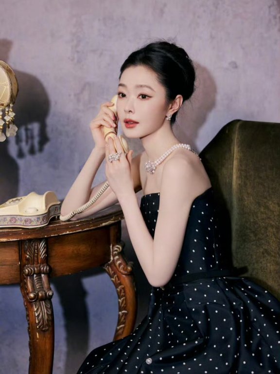 宋轶赫本风长裙穿搭，温婉动人