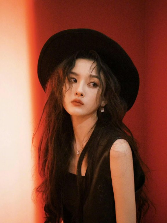 宋祖儿黑色皮衣马甲叠穿简约内搭，搭配牛仔短裙利落率性