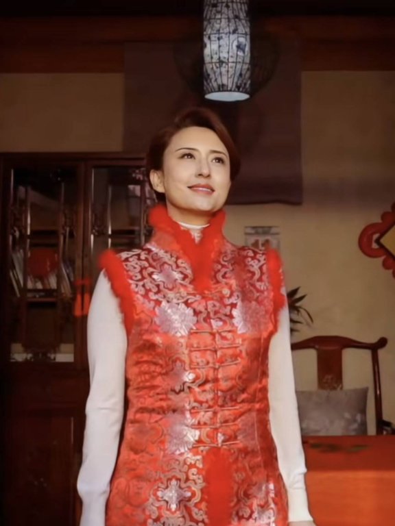 46岁张蕾北京四合院过大年,穿红衣剪窗花贴春联,老公是普通商人