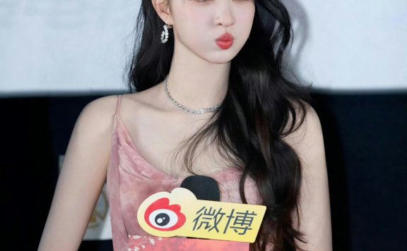 王楚然的国风巧思|粉韵狐影,演绎东方甜酷美学