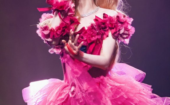 完全被黄霄雲美晕了！玫瑰礼服太适合她了