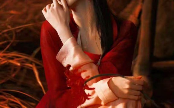 迪丽热巴红衣古风造型:东方艳色的穿搭美学