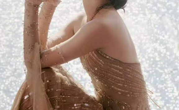 ​碎星披肩，流光溢彩：辛芷蕾的鎏金薄纱人鱼裙穿搭