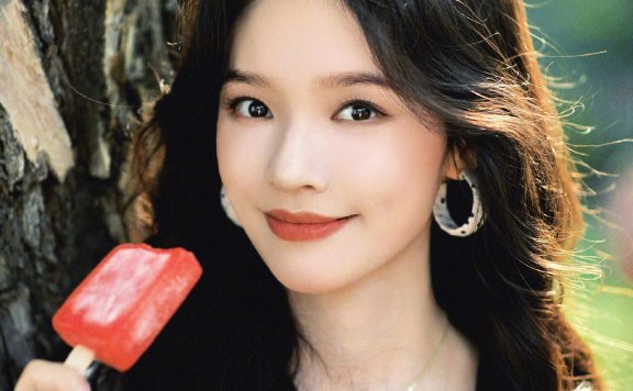 林允北海公园氛围感封神！复古穿搭撞进90年代的春日北京