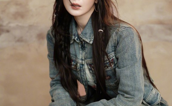 杨幂牛仔造型：甜酷松弛的复古美学