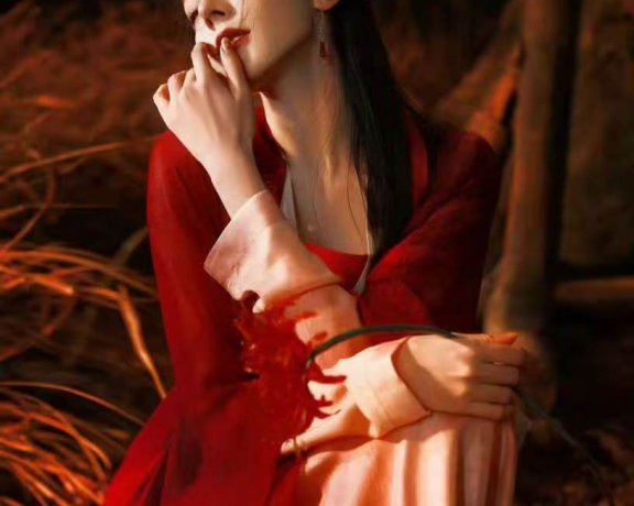 迪丽热巴红衣古风造型：东方艳色的穿搭美学