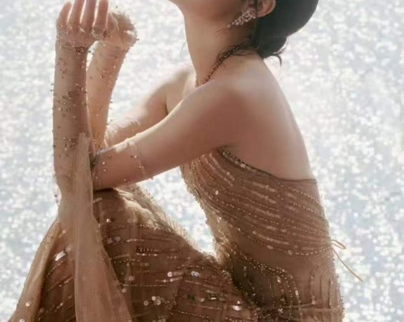 ​碎星披肩，流光溢彩：辛芷蕾的鎏金薄纱人鱼裙穿搭