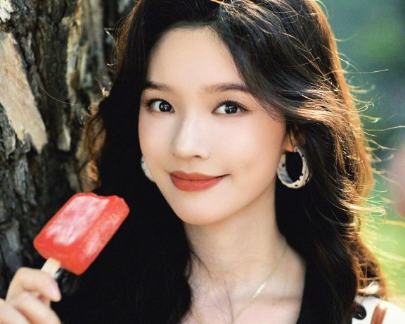 林允北海公园氛围感封神！复古穿搭撞进90年代的春日北京