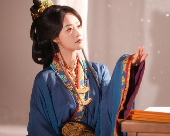 蓝盈莹古风造型赏鉴：一袭藏蓝，尽展秦汉雅韵