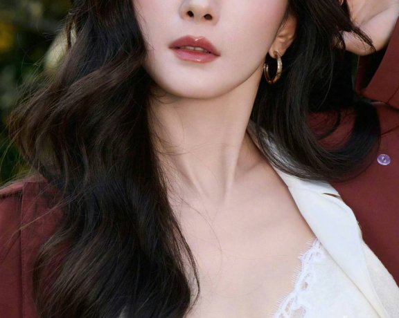 杨幂靓丽写真超妩媚！肤白貌美大长腿魔鬼身材性感火辣