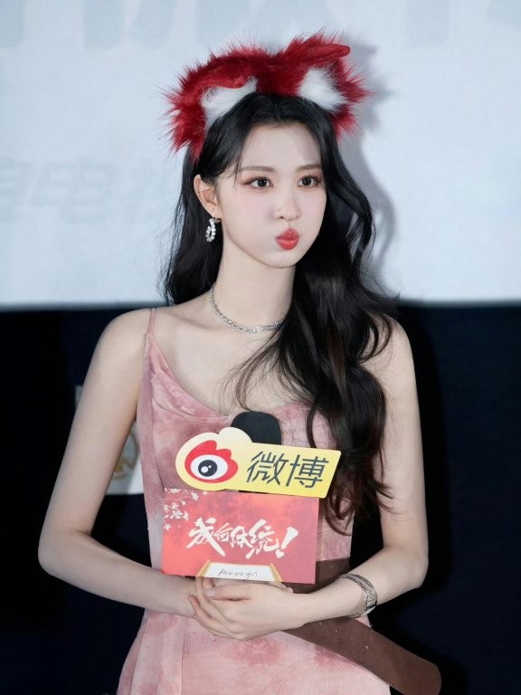 王楚然的国风巧思|粉韵狐影,演绎东方甜酷美学