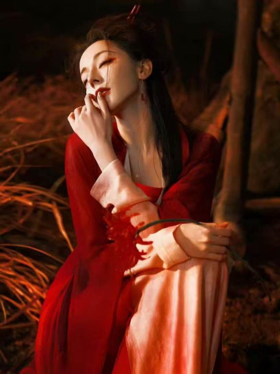 迪丽热巴红衣古风造型：东方艳色的穿搭美学