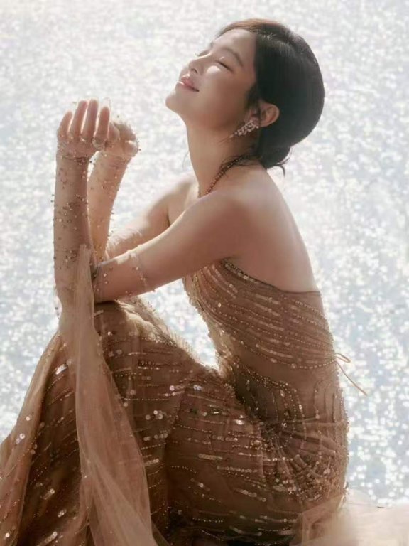 ​碎星披肩，流光溢彩：辛芷蕾的鎏金薄纱人鱼裙穿搭