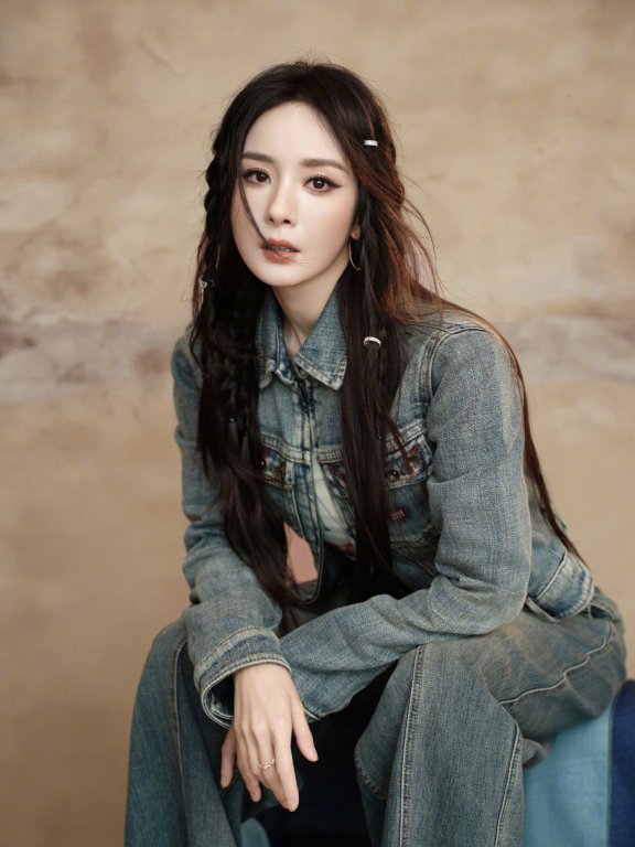 杨幂牛仔造型:甜酷松弛的复古美学