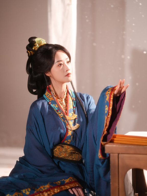 蓝盈莹古风造型赏鉴:一袭藏蓝,尽展秦汉雅韵