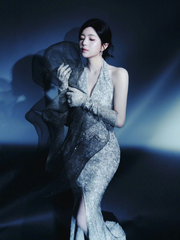 陈妍希人鱼风造型:亮片鱼尾裙演绎的清冷流光