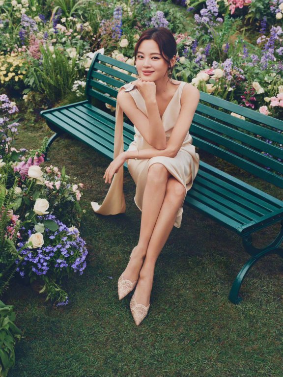 辛芷蕾品牌官宣写真 像春日明媚的花