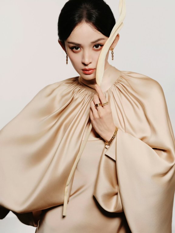 娜扎「香槟魅影」造型：缎面流光里的优雅锋芒