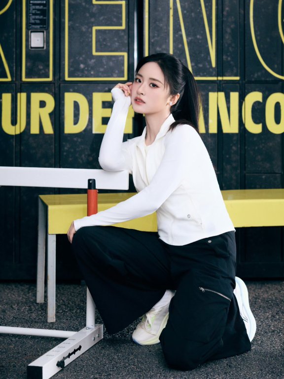 循迹悠然春色，沈月解锁元气运动穿搭美学